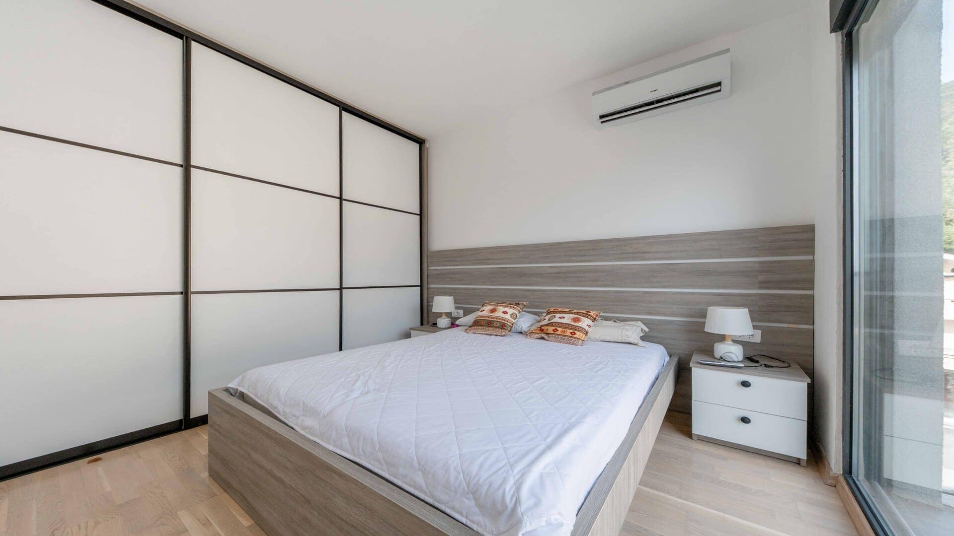 Spacious Two-bedroom Apartment with Sea view Mazina (16)