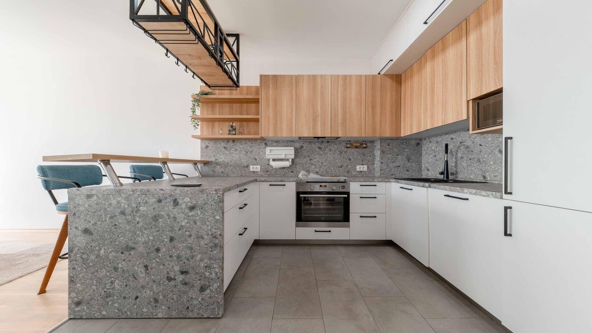 Spacious Two-bedroom Apartment with Sea view Mazina (7)