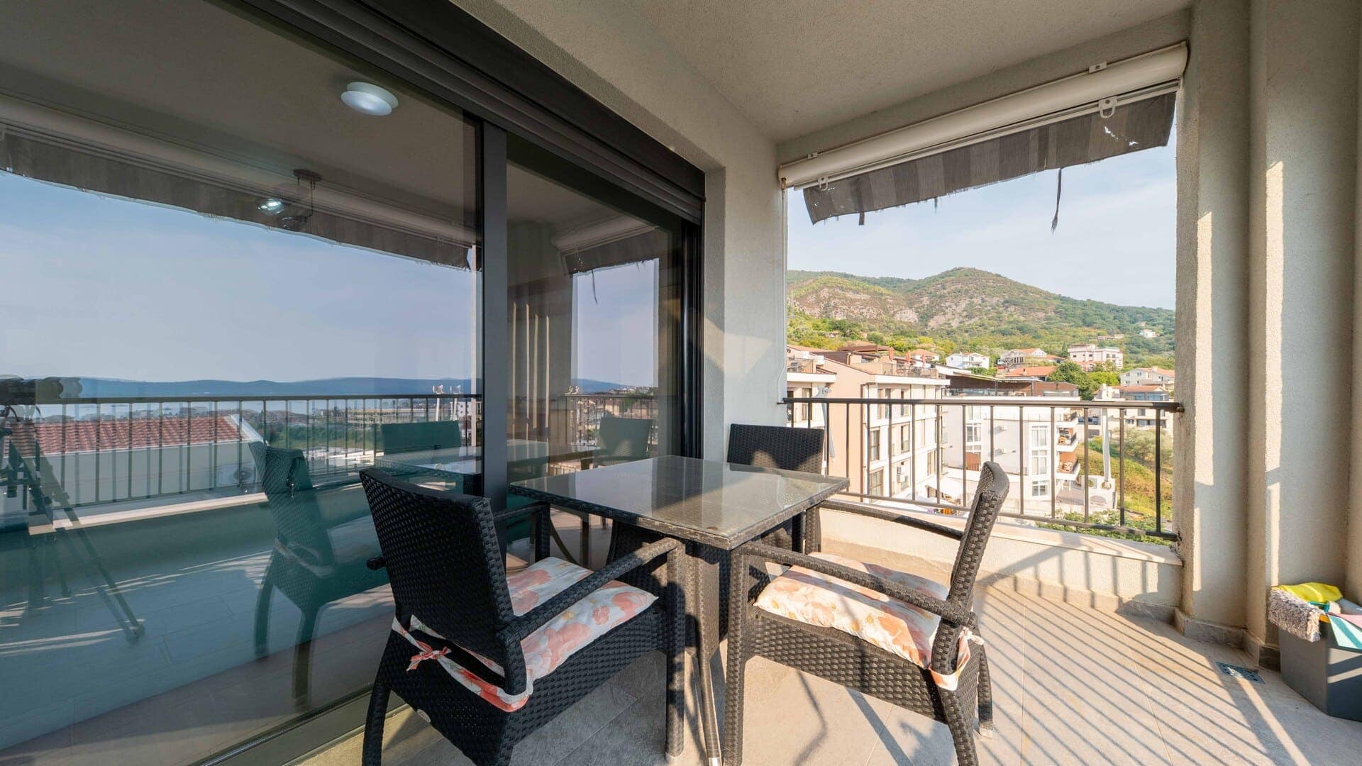 Spacious Two-bedroom Apartment with Sea view Mazina (12)
