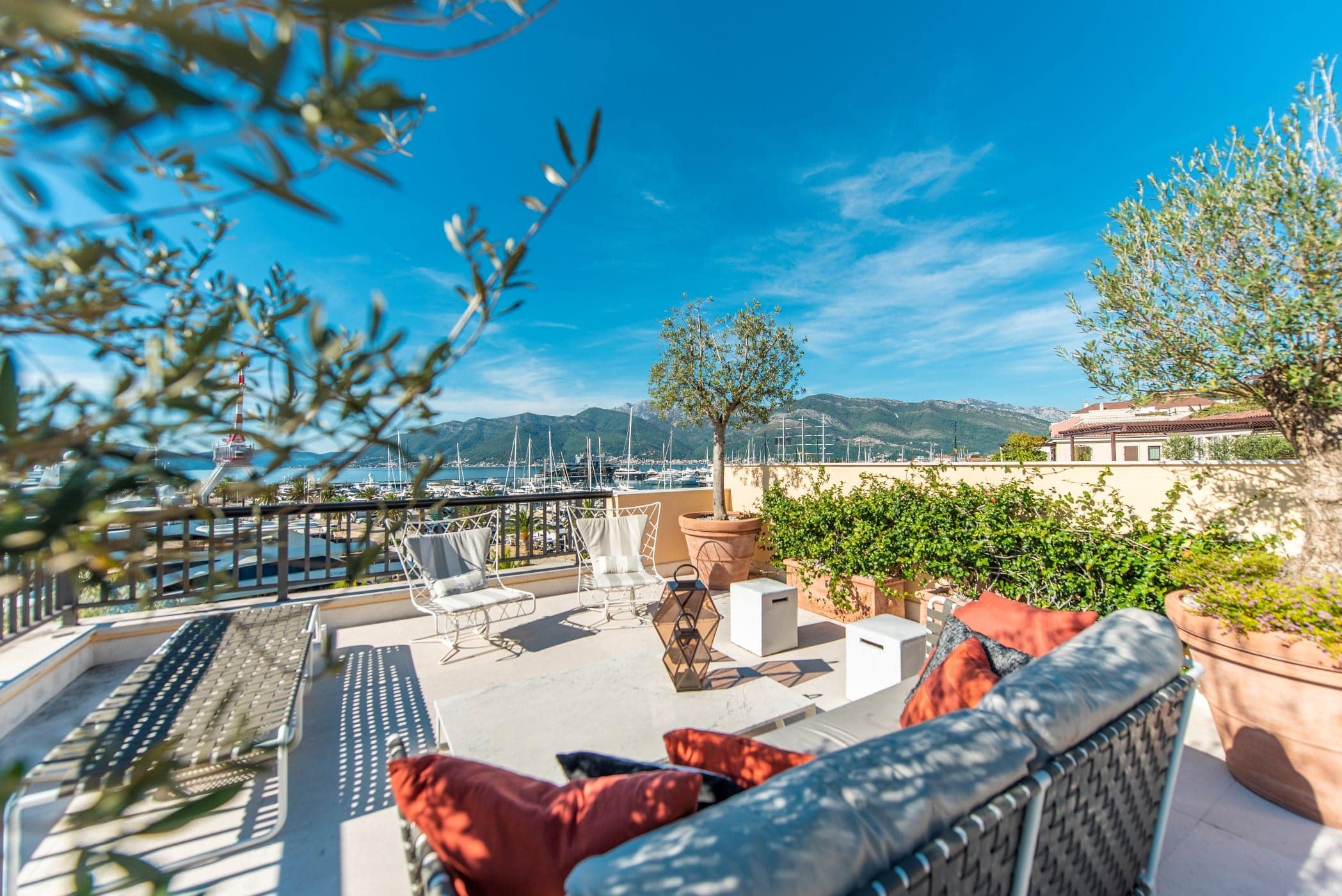 Designer Three Bedroom Waterfront Apartment Teuta (2)