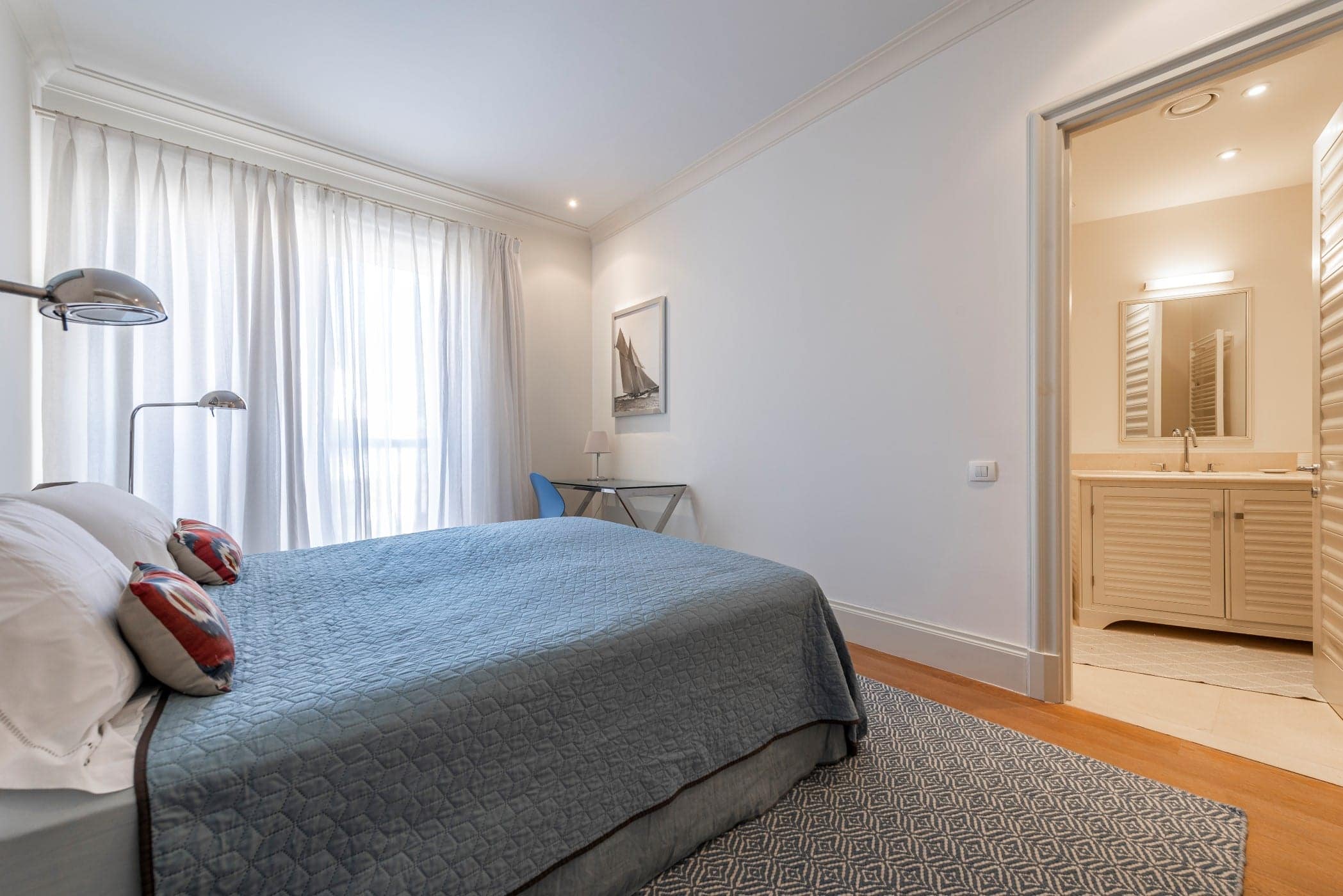 Designer Three Bedroom Waterfront Apartment Teuta (34)