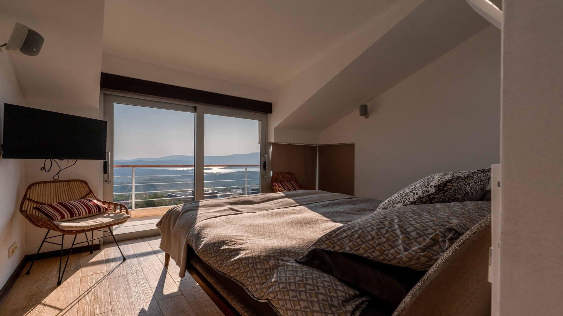 One bedroom penthouse with panoramic sea view for Rent (17)