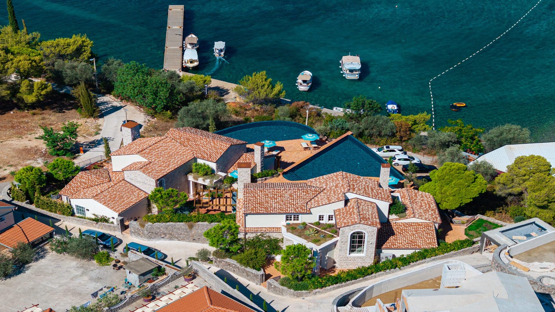 Luksuzna vila na obali s bazenom (27)
