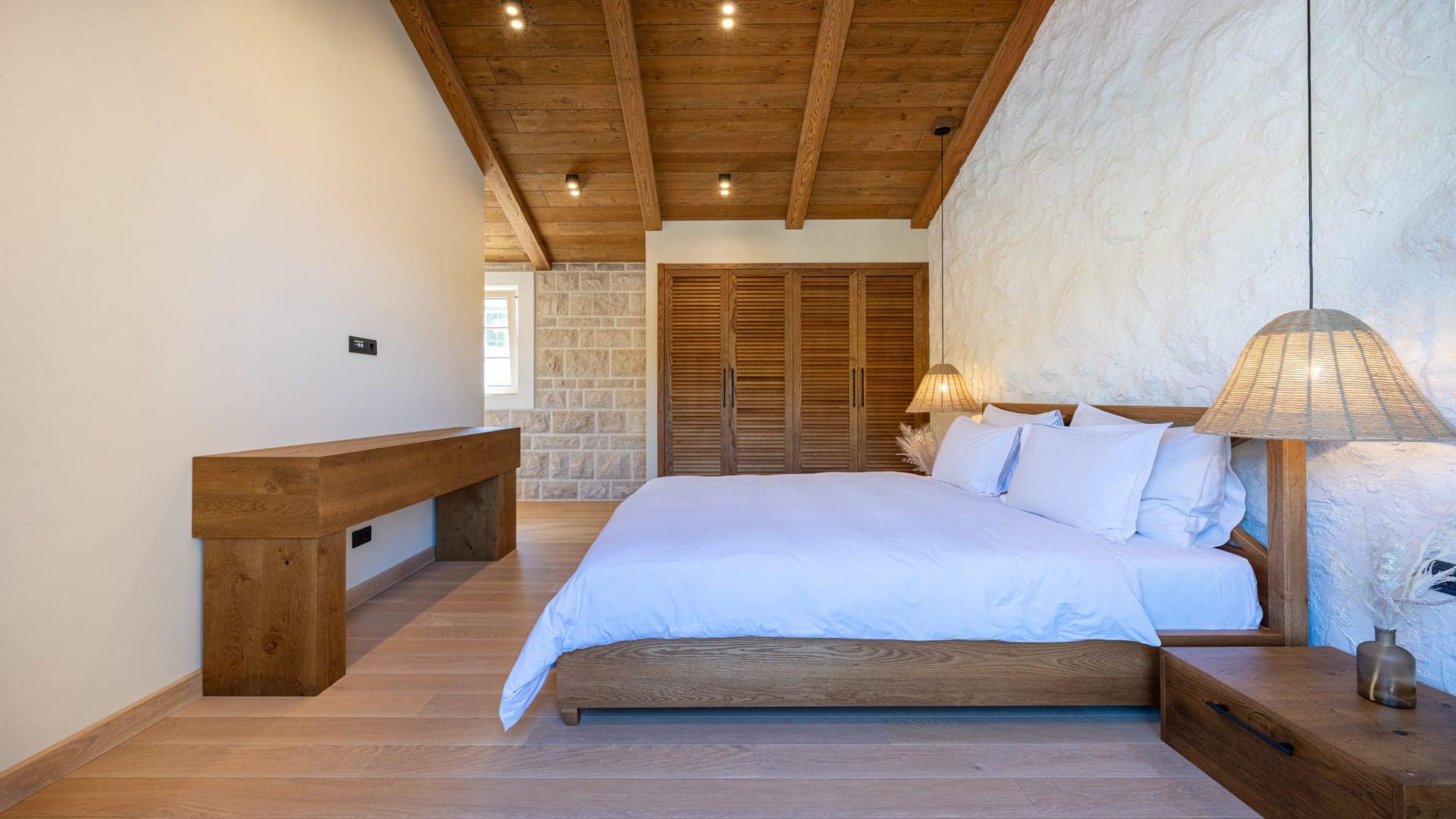 Luksuzna vila na obali s bazenom (18)
