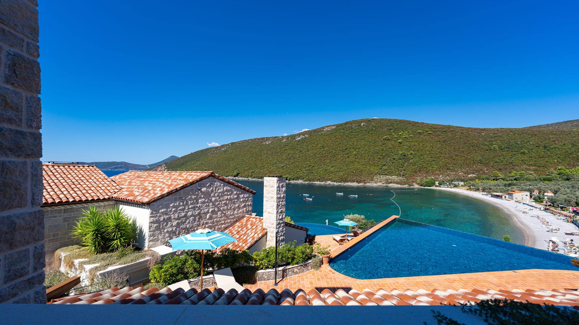 Luksuzna vila na obali s bazenom (25)