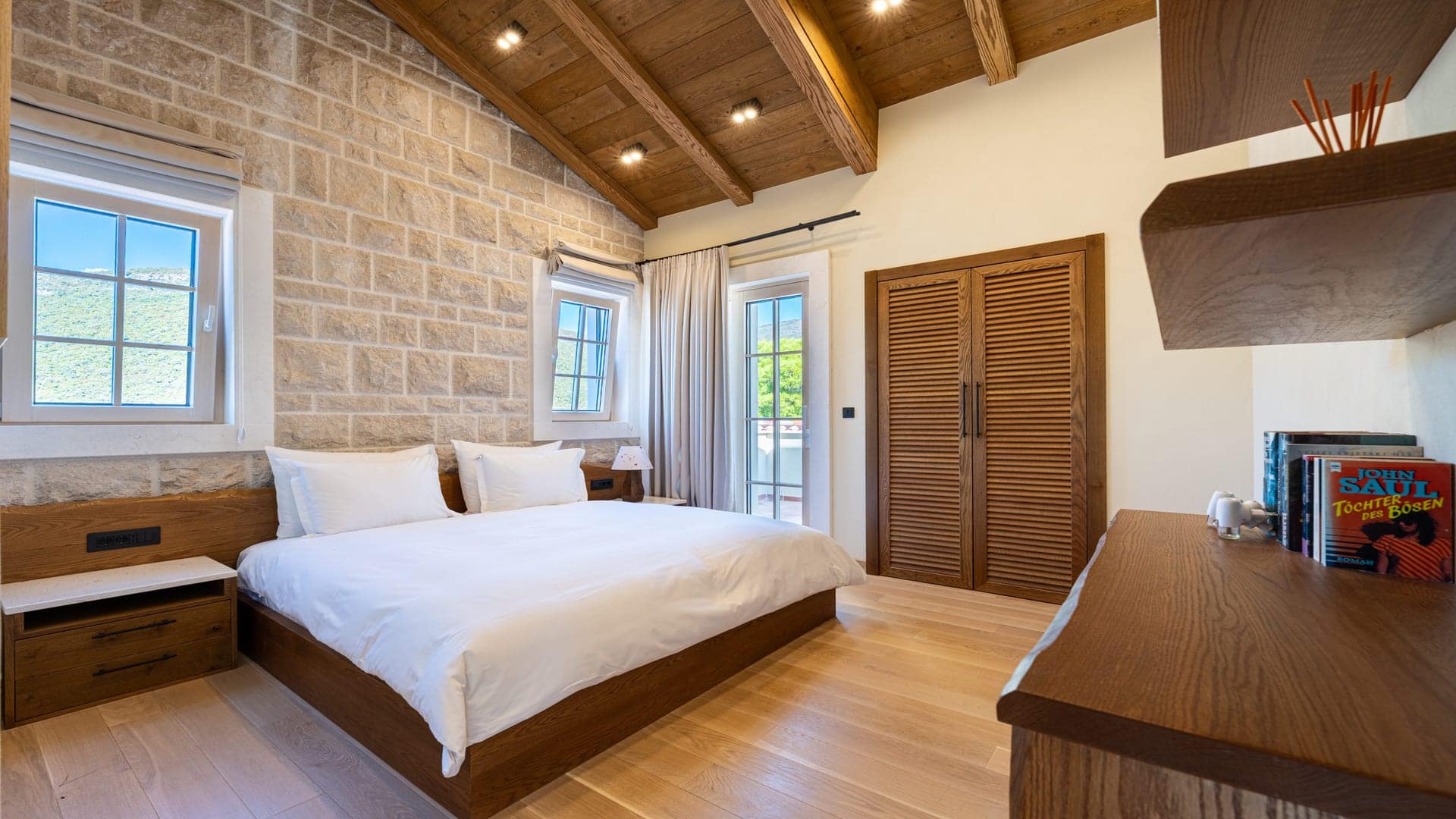 Luksuzna vila na obali s bazenom (20)