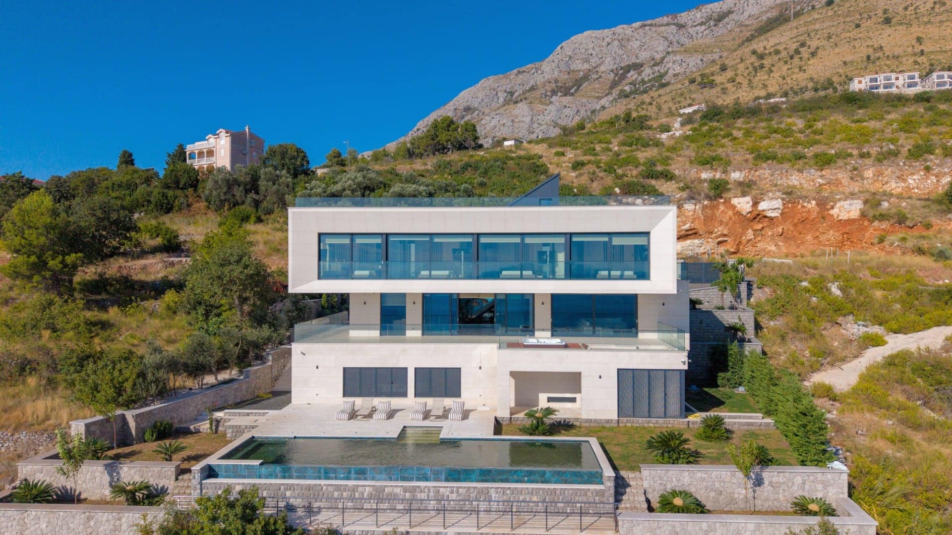 Einzigartige Villa mit Pool und panoramischem Meerblick, Budva, Skočiđevojka (2)