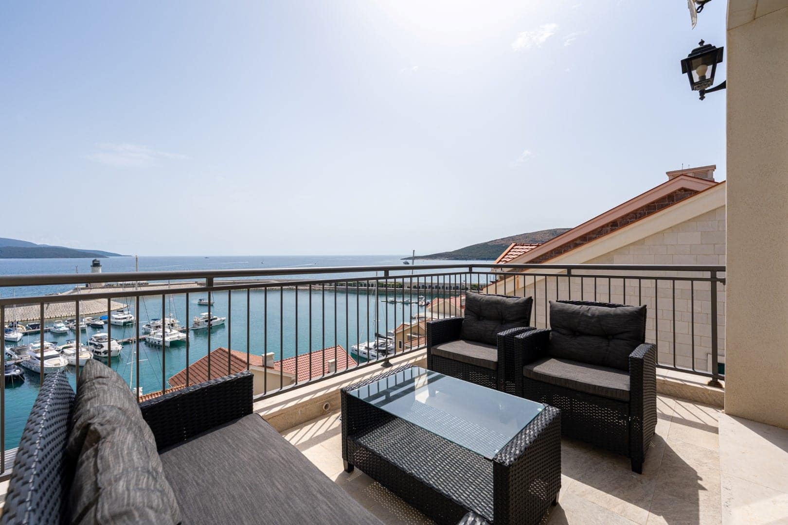 Marina Village stan sa tri spavaće sobe Luštica Bay (9)