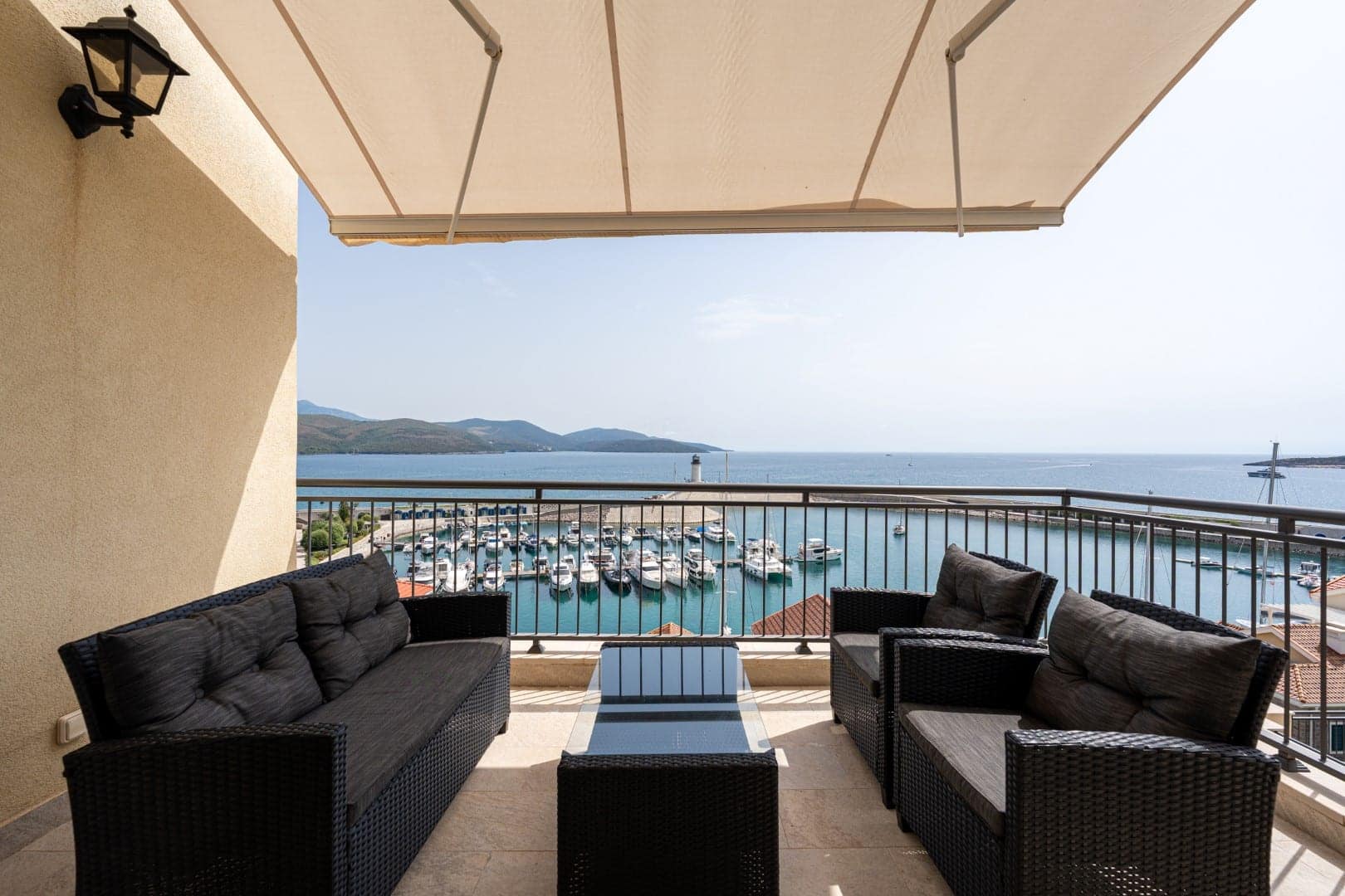 Marina Village stan sa tri spavaće sobe Luštica Bay (12)