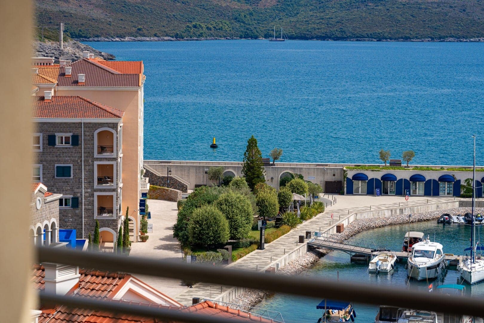 Marina Village stan sa tri spavaće sobe Luštica Bay (14)