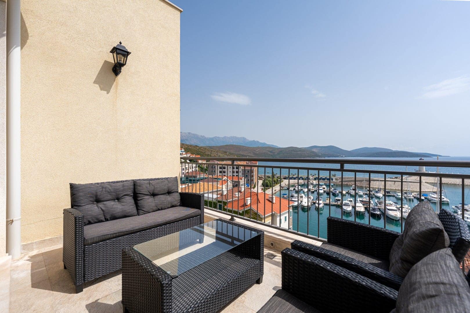 Marina Village stan sa tri spavaće sobe Luštica Bay (10)