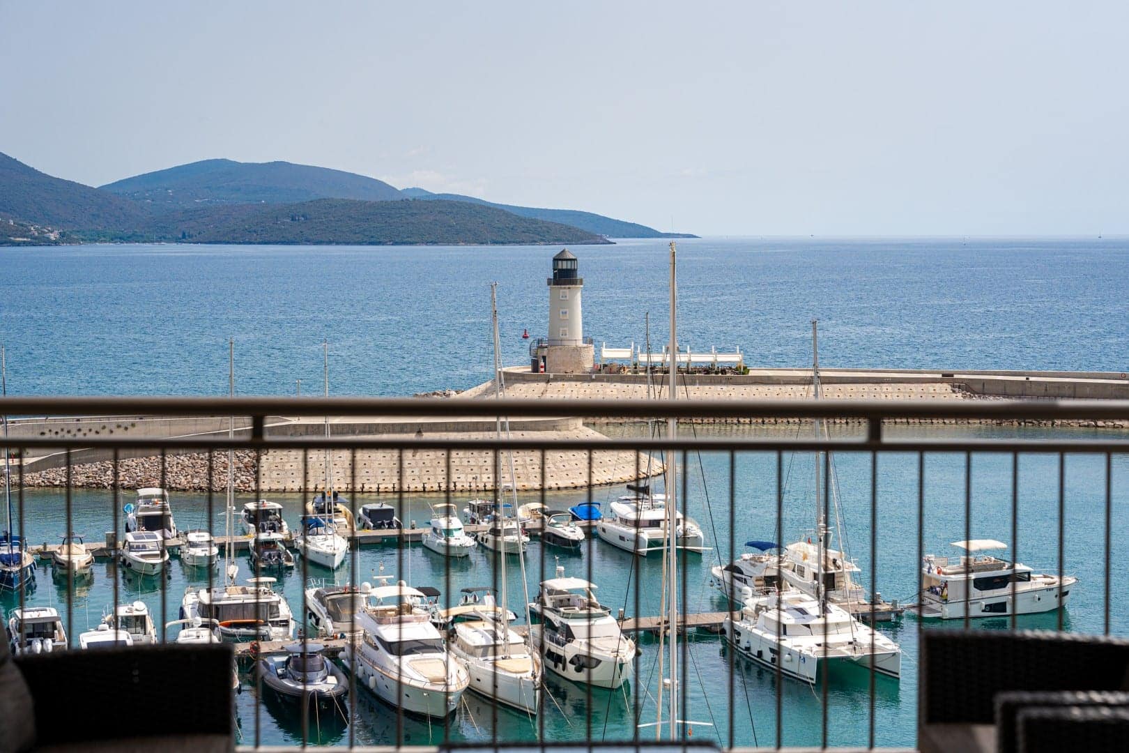 Marina Village stan sa tri spavaće sobe Luštica Bay (13)