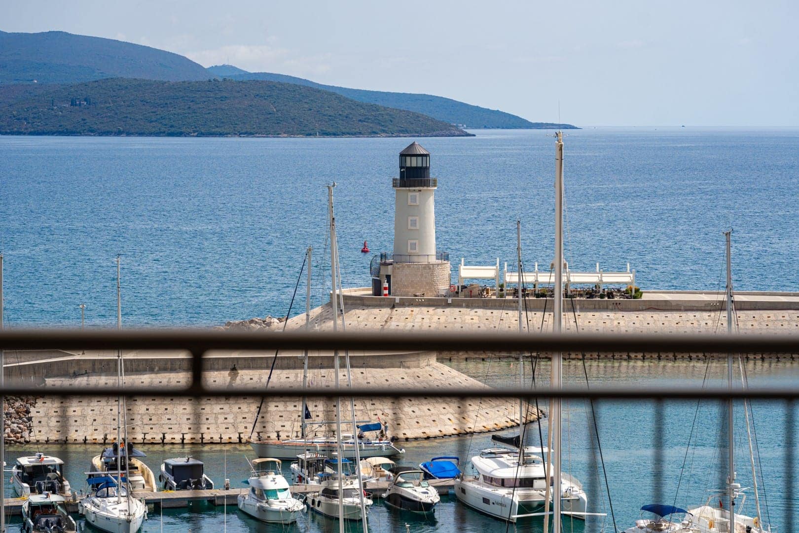 Marina Village stan sa tri spavaće sobe Luštica Bay (16)