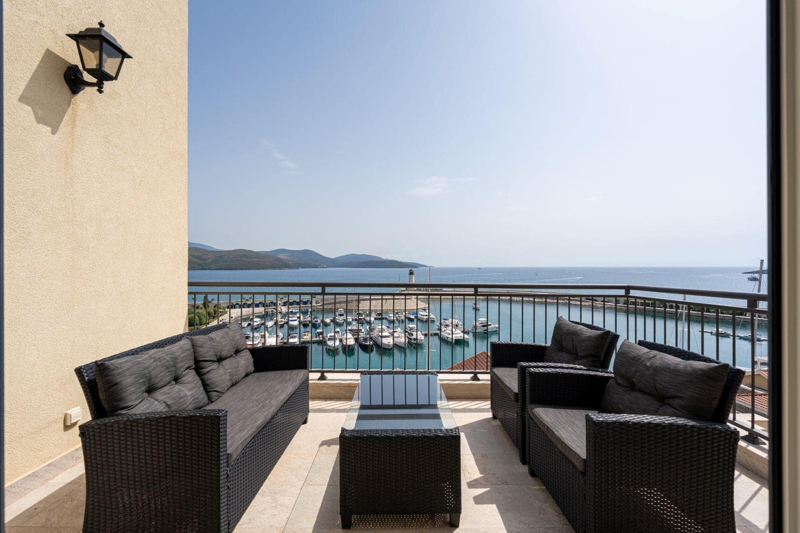 Marina Village stan sa tri spavaće sobe Luštica Bay (8)