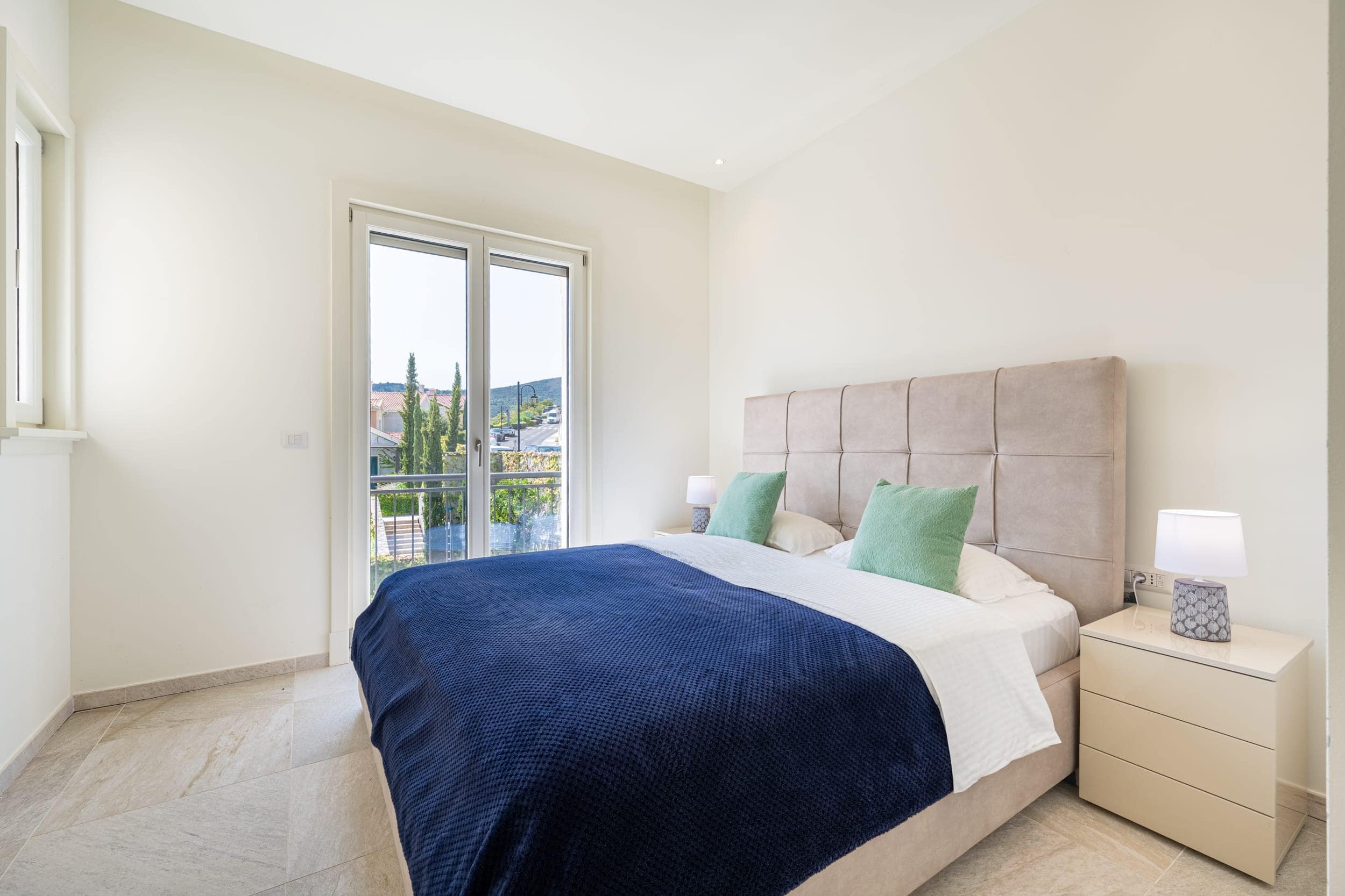 Marina Village stan sa tri spavaće sobe Luštica Bay (23)