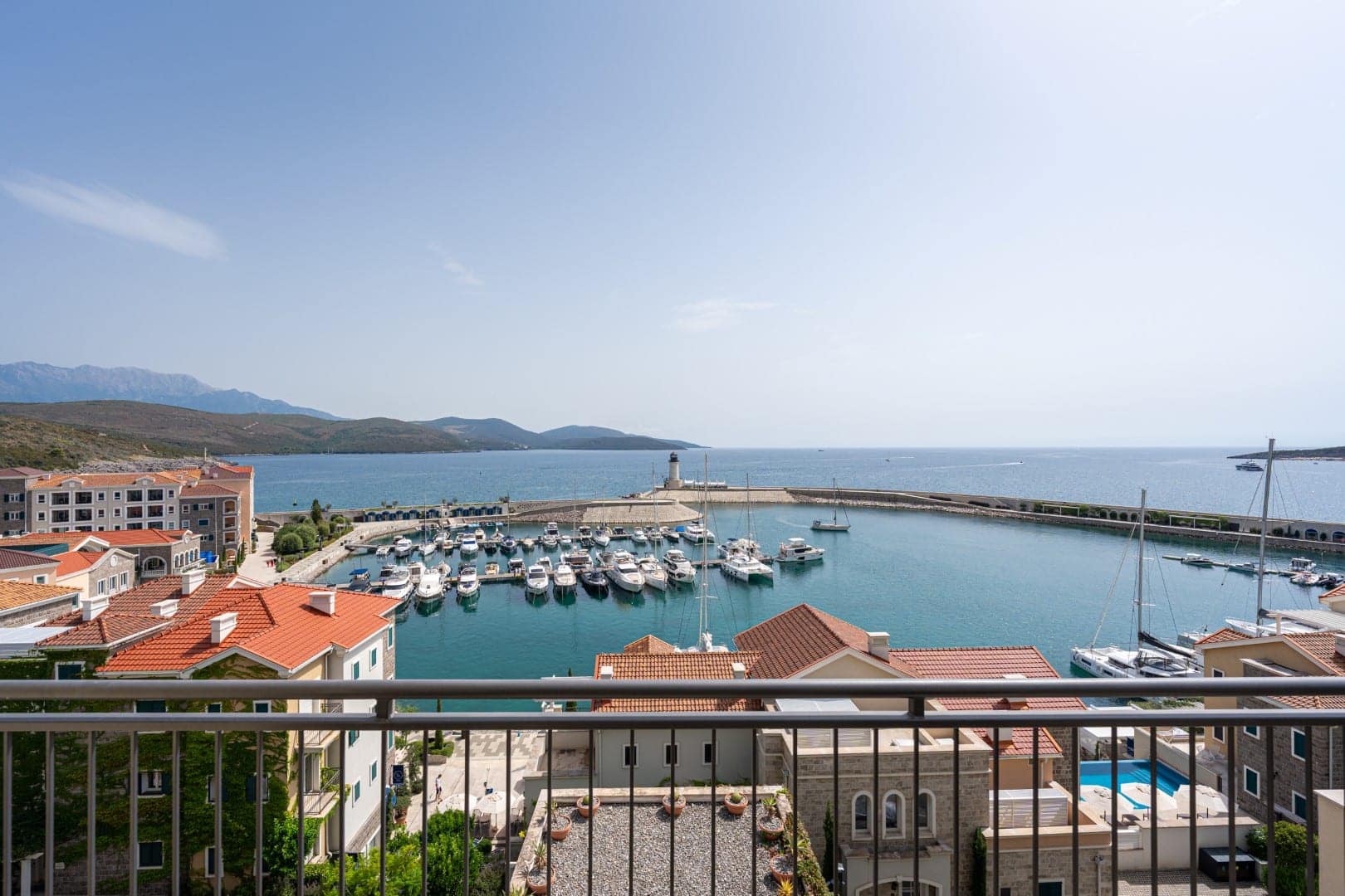 Marina Village stan sa tri spavaće sobe Luštica Bay (11)