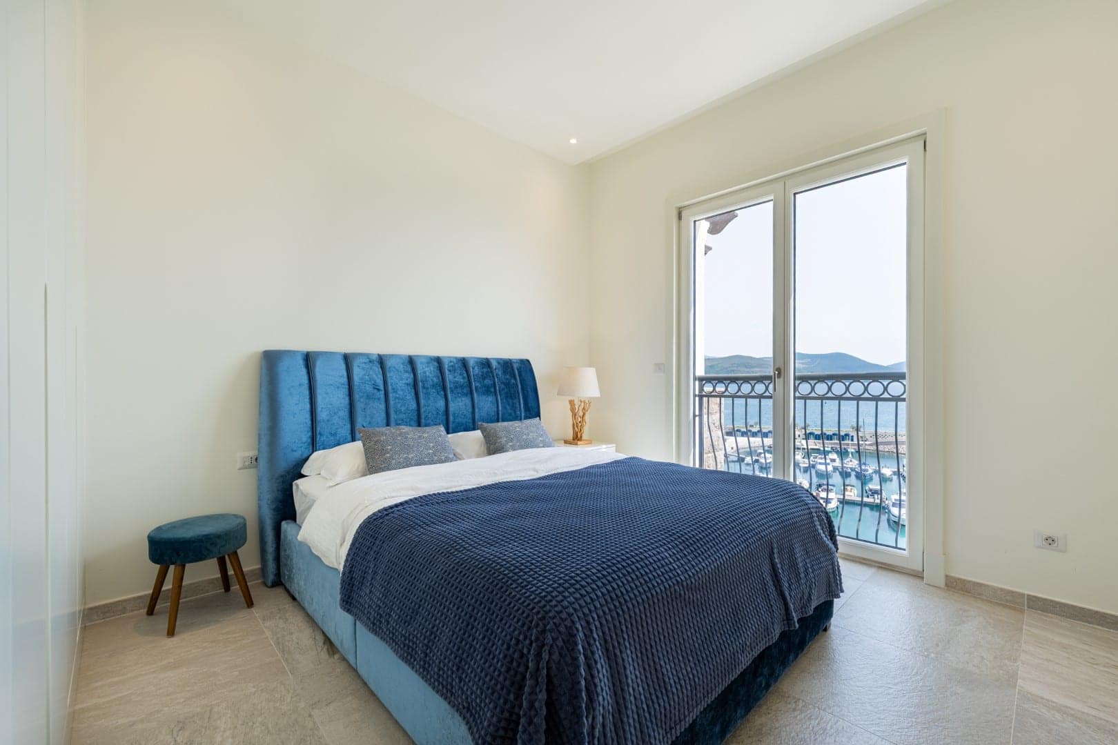 Marina Village stan sa tri spavaće sobe Luštica Bay (15)
