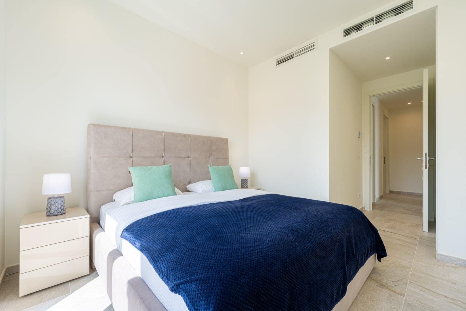 Marina Village stan sa tri spavaće sobe Luštica Bay (24)