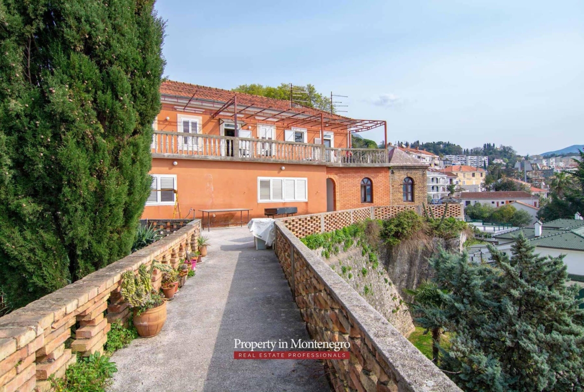 House for sale near Old Town Herceg Novi