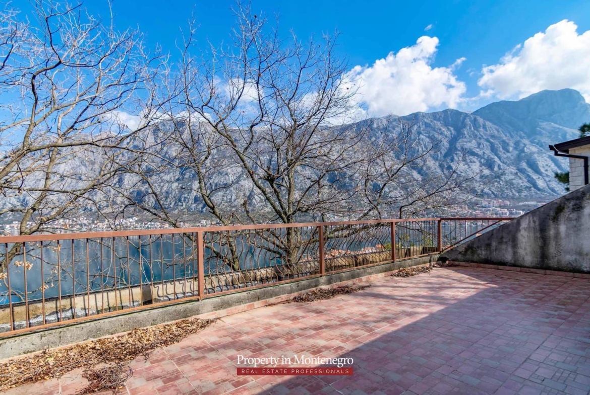 House for sale in Kotor Bay