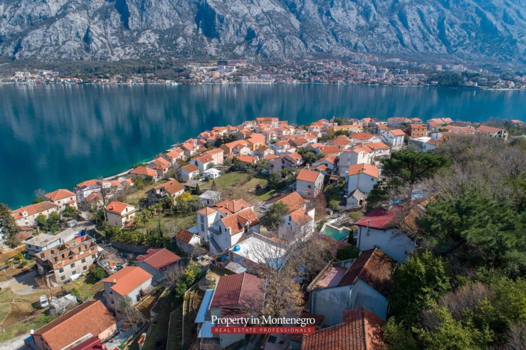 House for sale in Kotor Bay