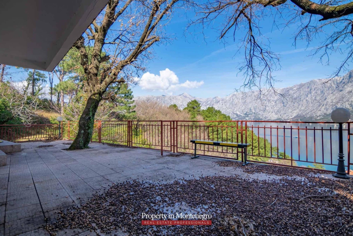 House for sale in Kotor Bay