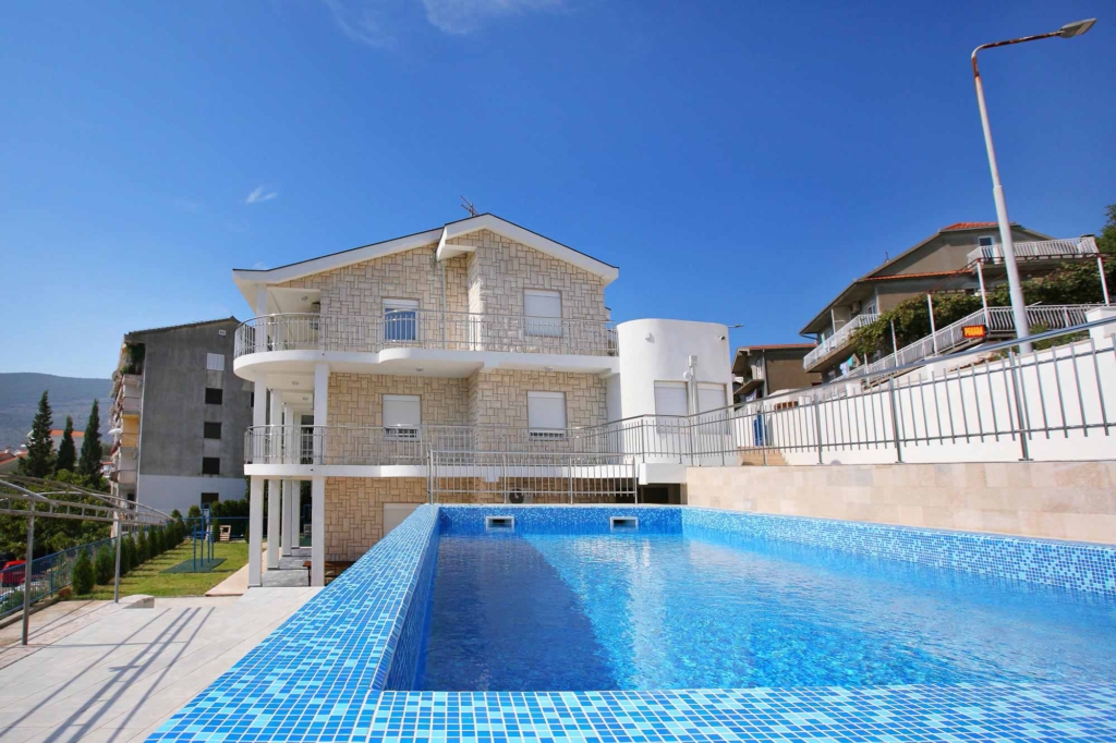 House with swimming pool for sale in Herceg Novi