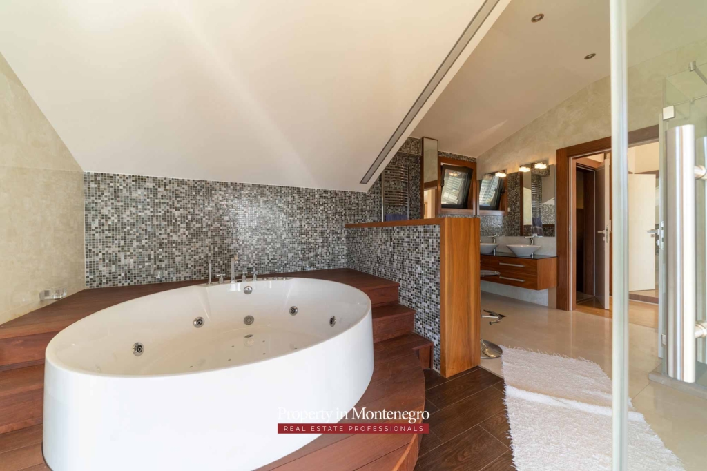 House with swimming pool for sale in Tivat area
