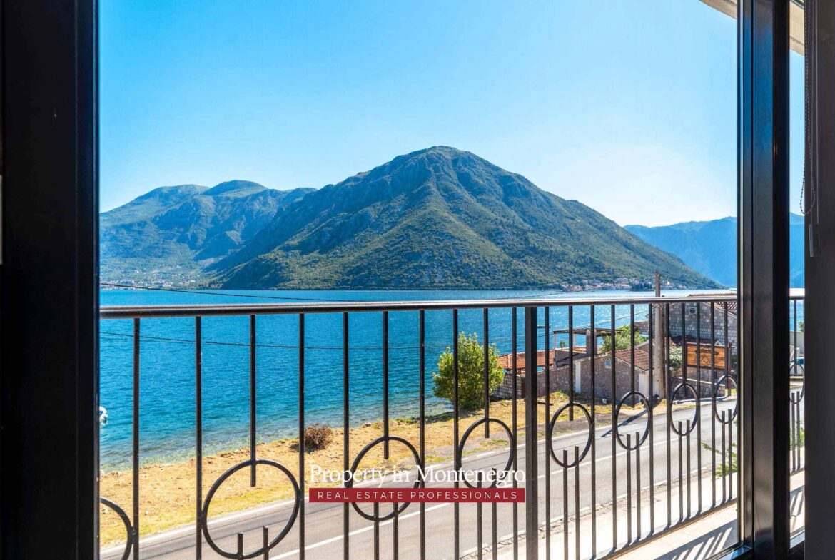 Luxury seafront villa for sale in Bay of Kotor
