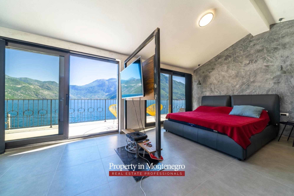 Luxury seafront villa for sale in Bay of Kotor
