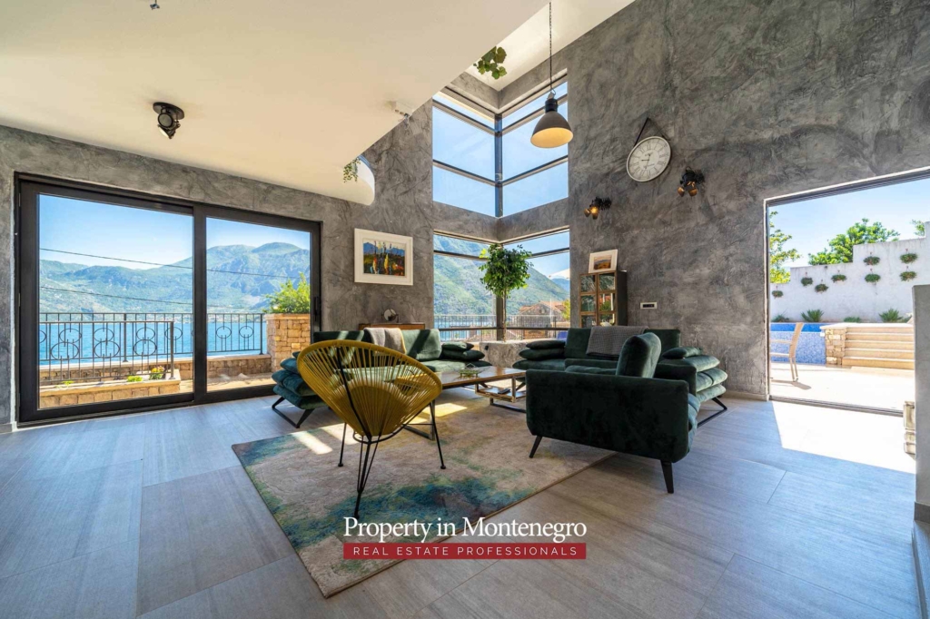 Luxury seafront villa for sale in Bay of Kotor