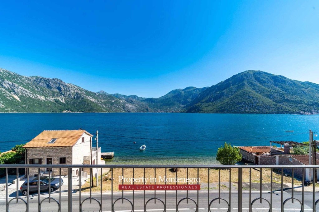 Luxury seafront villa for sale in Bay of Kotor