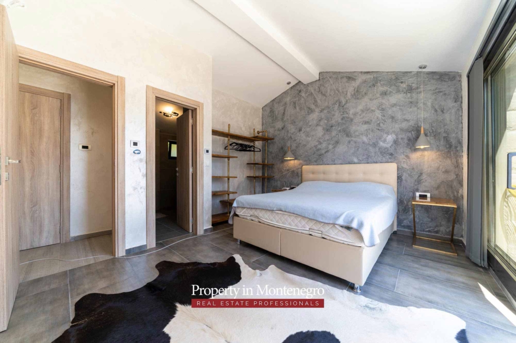 Luxury seafront villa for sale in Bay of Kotor