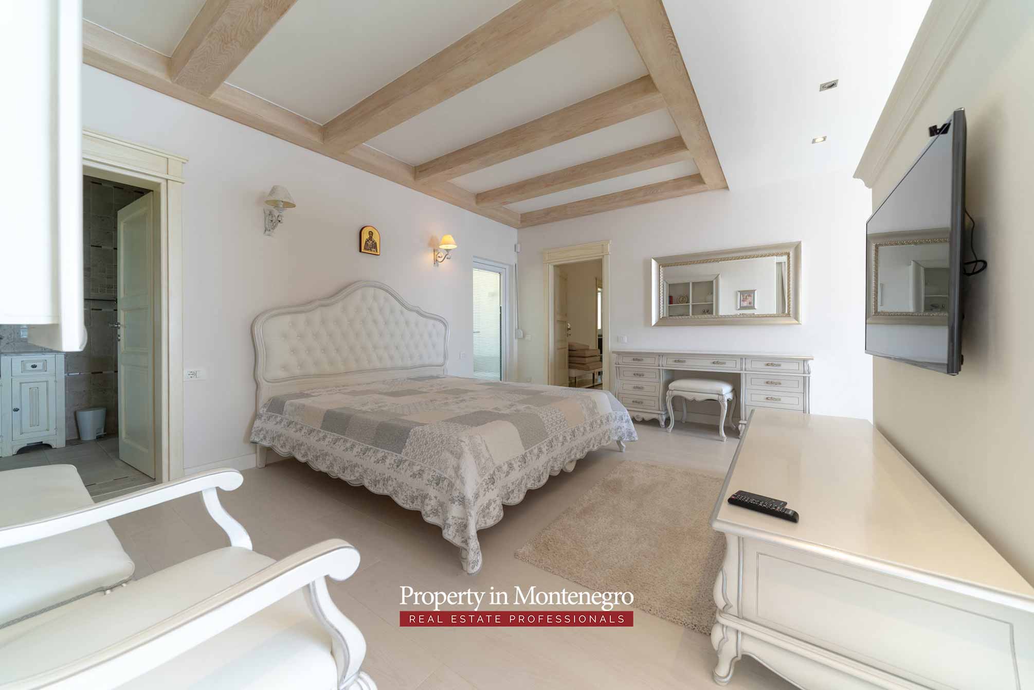 Luxury villa with swimming pool and sea view for sale in Bar Montenegro 13