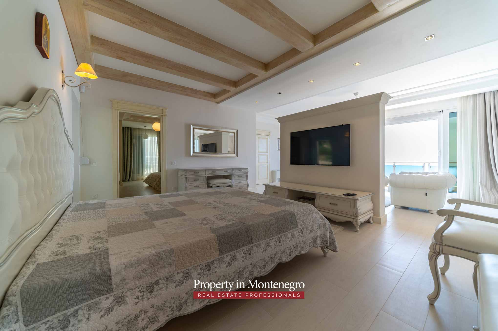 Luxury villa with swimming pool and sea view for sale in Bar Montenegro 14
