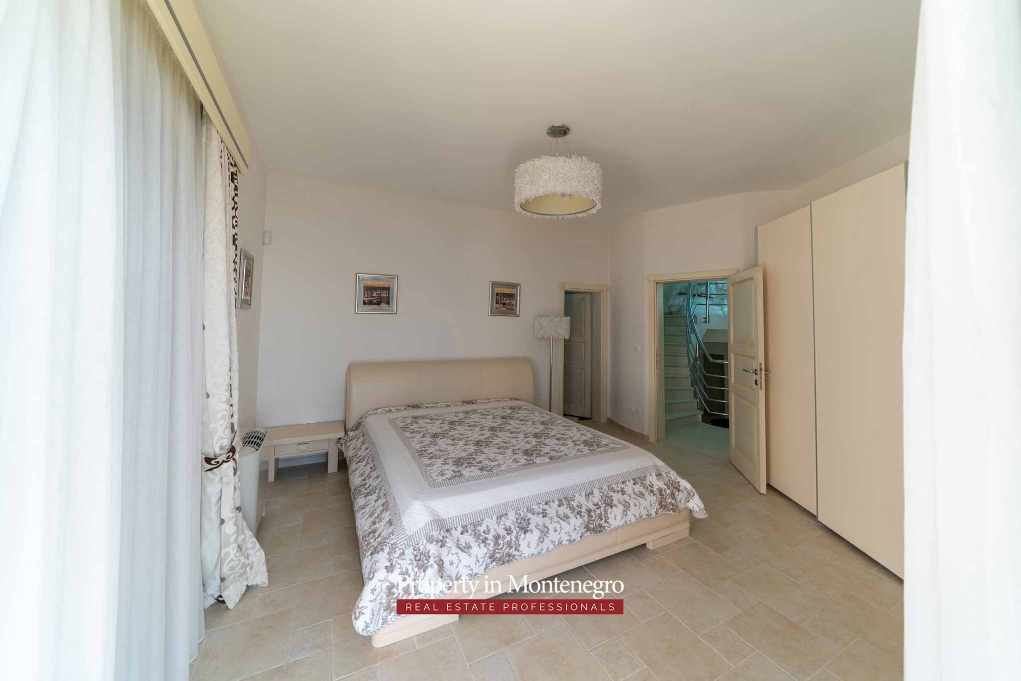 Luxury villa with swimming pool and sea view for sale in Bar Montenegro 26