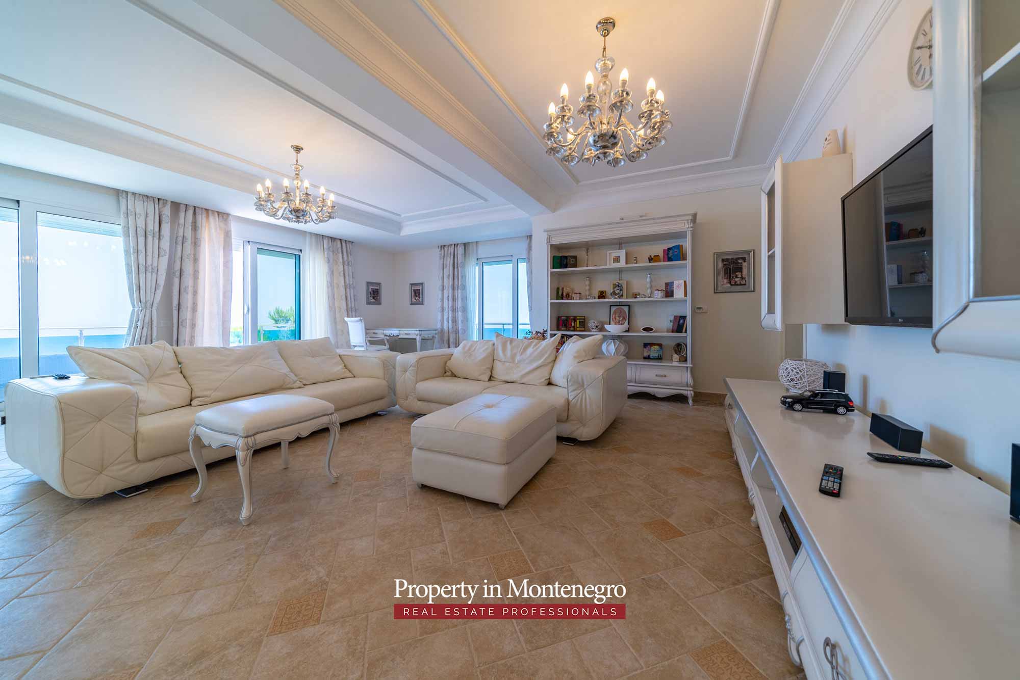 Luxury villa with swimming pool and sea view for sale in Bar Montenegro 3