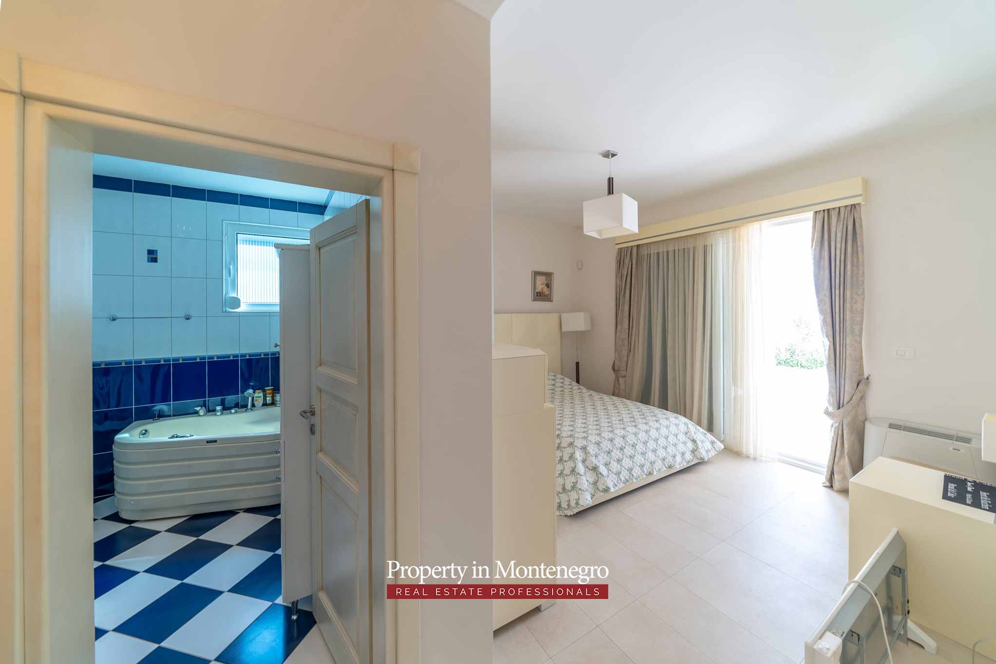 Luxury villa with swimming pool and sea view for sale in Bar Montenegro 31