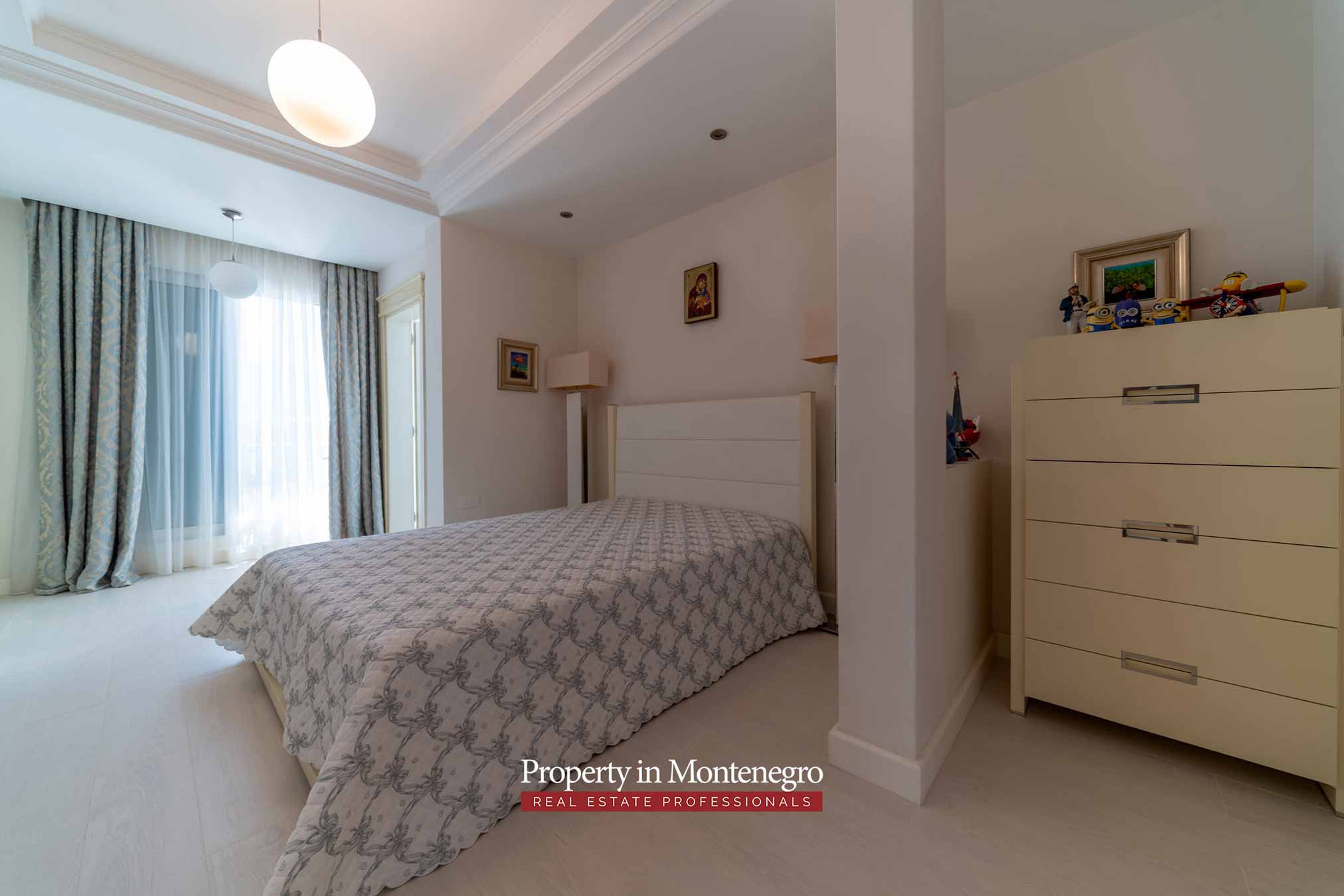 Luxury villa with swimming pool and sea view for sale in Bar Montenegro 56