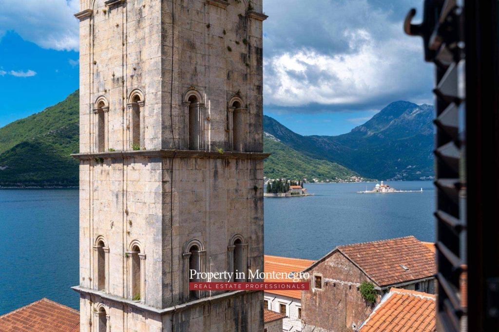 Stone house for sale in Perast