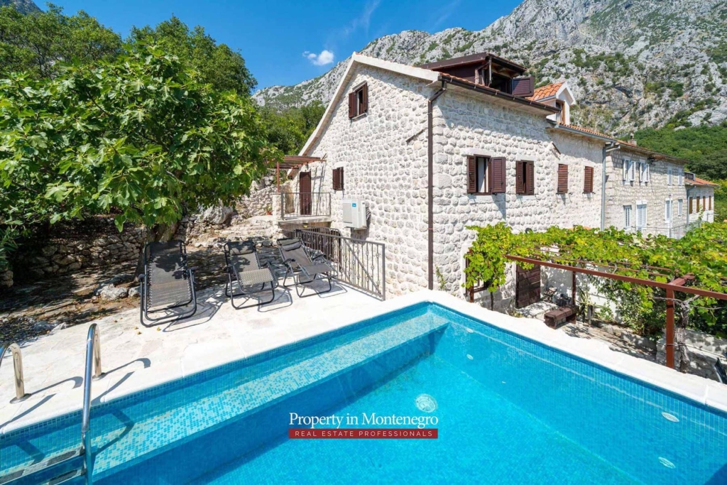Stone house for sale in Bay of Kotor