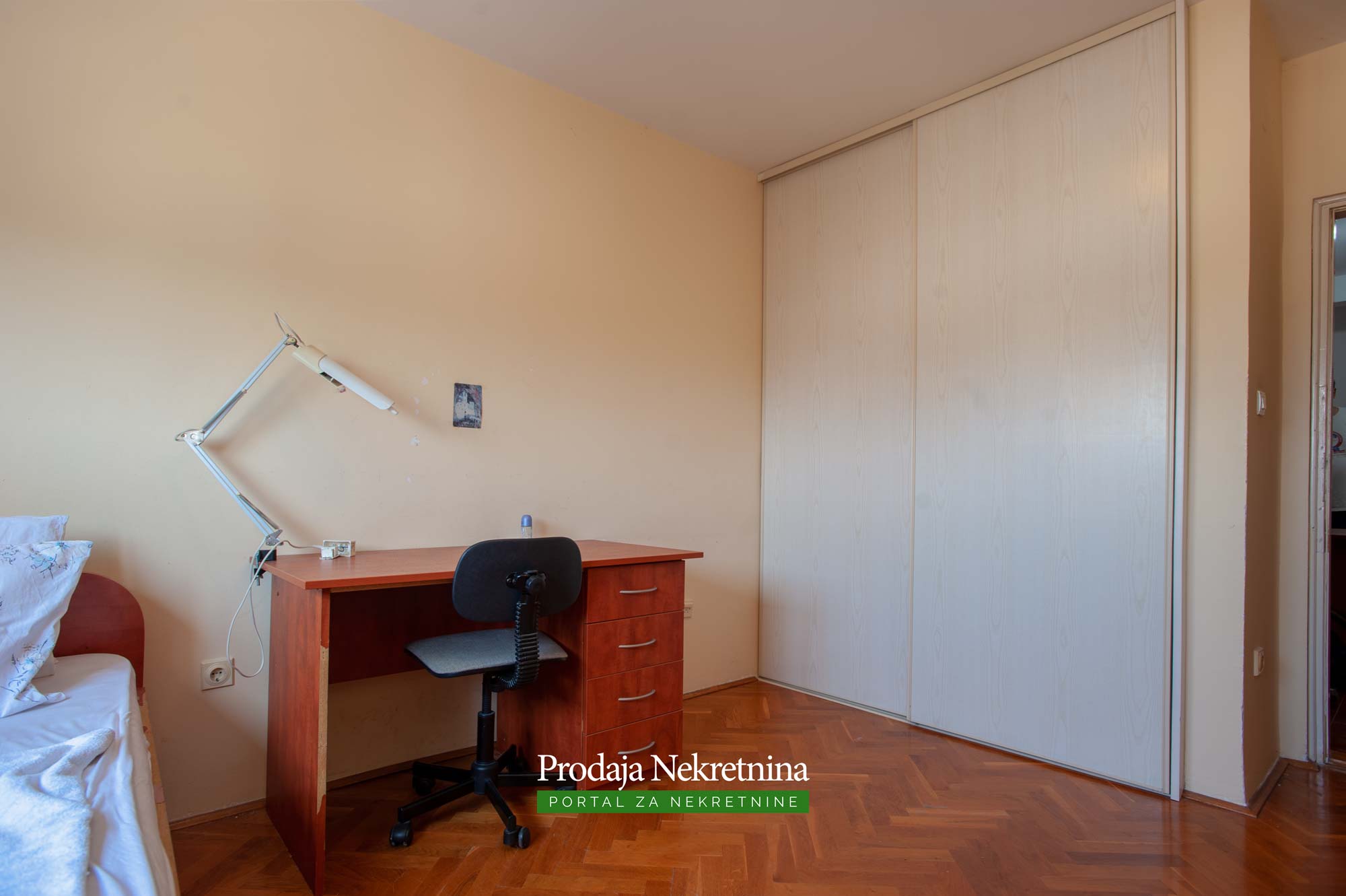 Trosoban stan u centru Bara 12