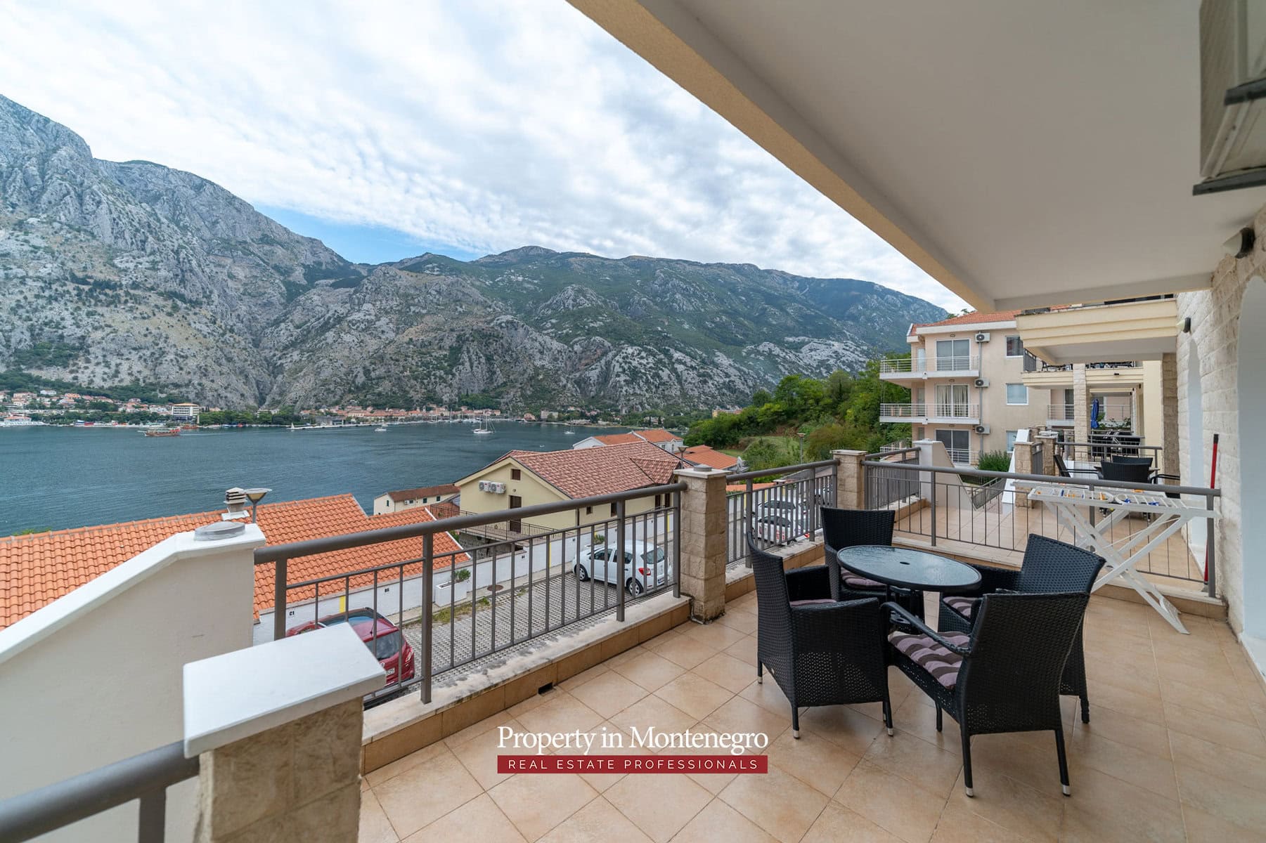 Two bedroom apartment with swimming pool for sale in Kotor 2