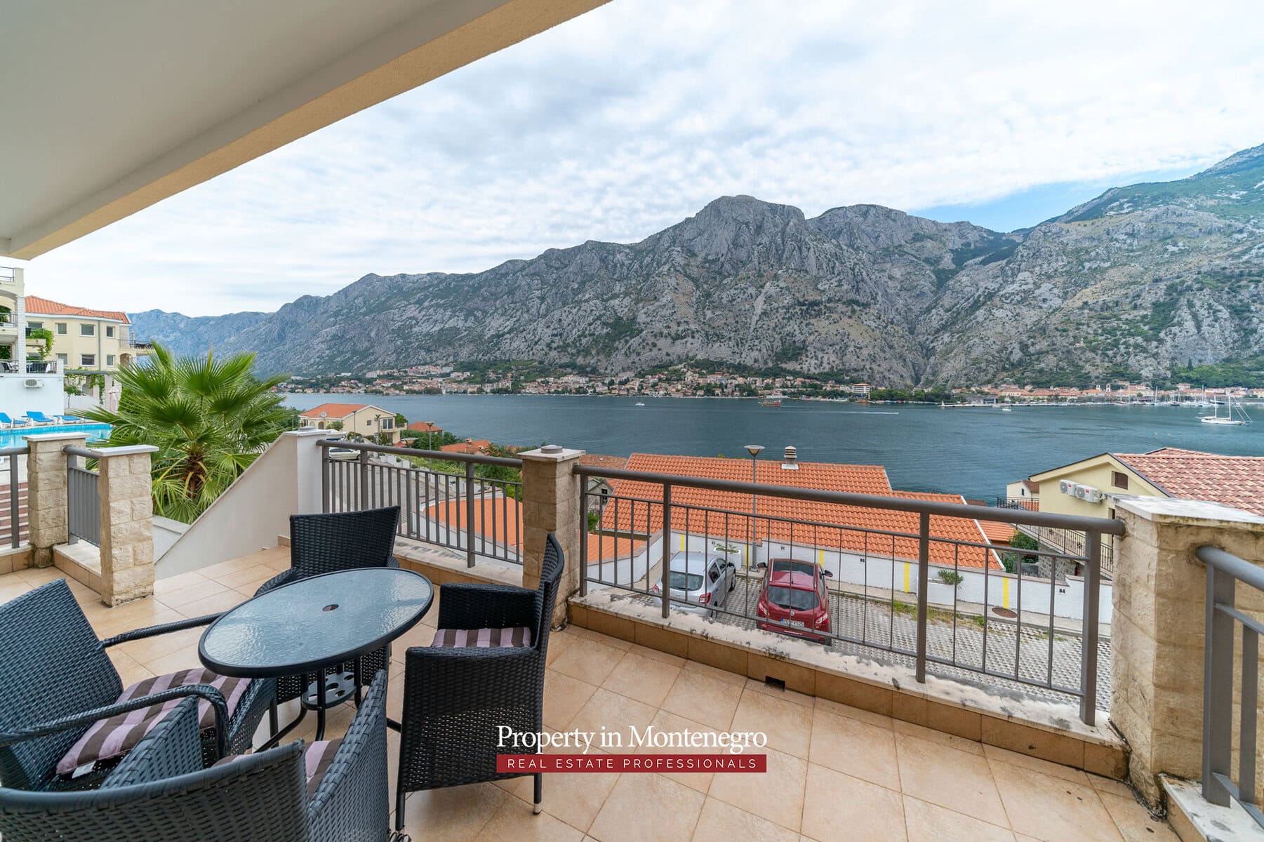 Two bedroom apartment with swimming pool for sale in Kotor 3