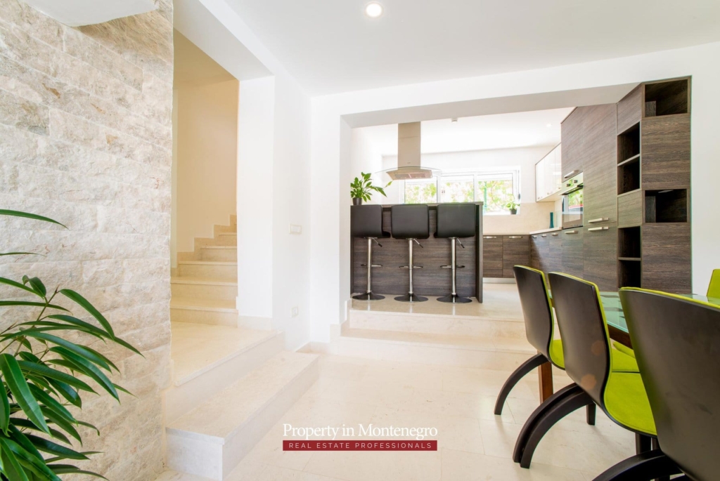 House with swimming pool for sale in Bay of Kotor