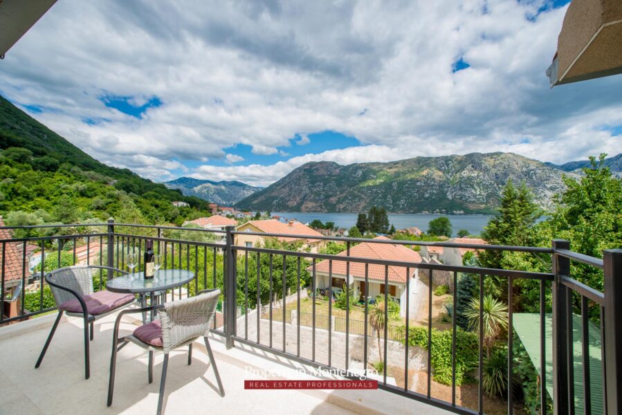 House with swimming pool for sale in Bay of Kotor