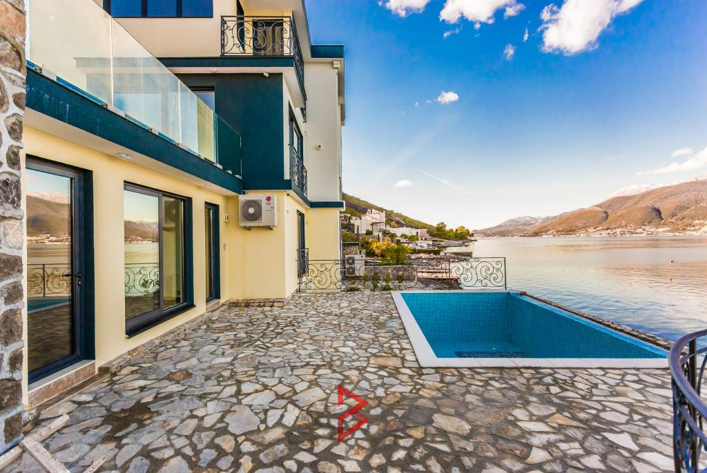First line villa with swimming pool in Tivat