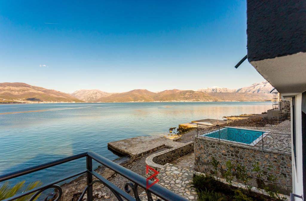 First line villa with swimming pool in Tivat