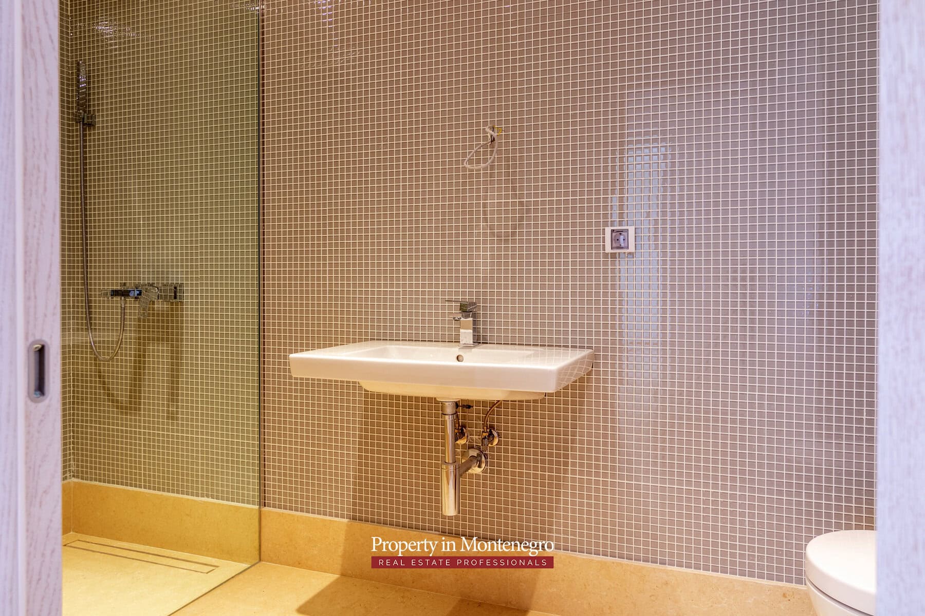 First line three bedroom apartment for sale in Budva 10