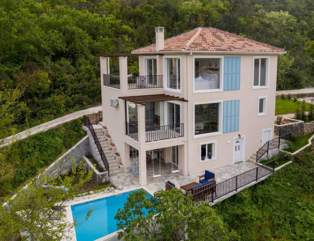 House with swimming pool for sale in Tivat Bay